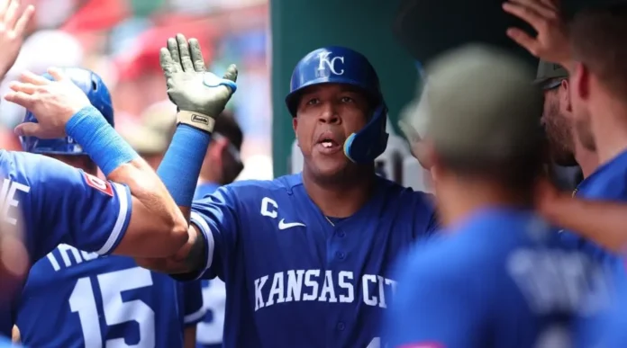Salvador Pérez batea jonrón histórico en MLB.