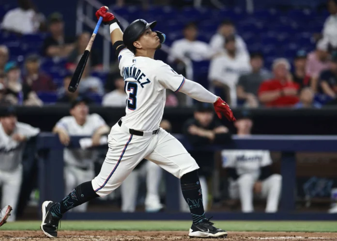 Heriberto Hernández conecta jonrón para Marlins.