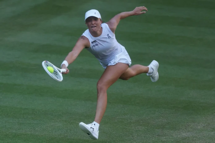 Iga Swiatek avanza en Roland Garros 2023.