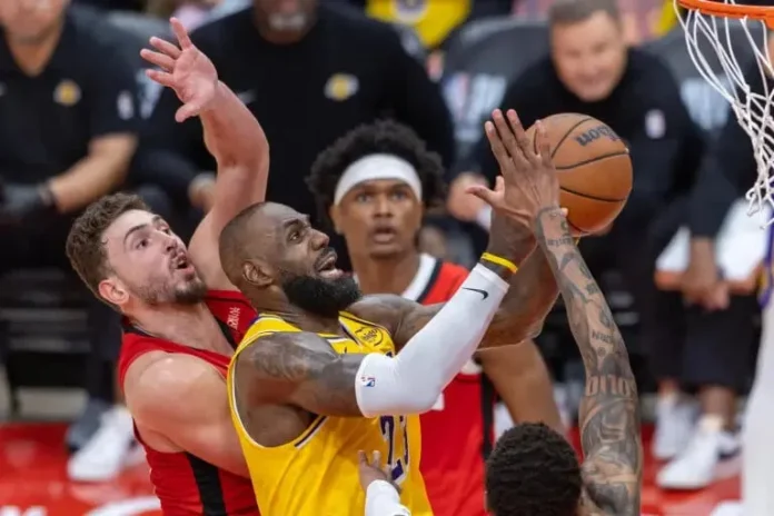LeBron James celebra victoria en playoffs.