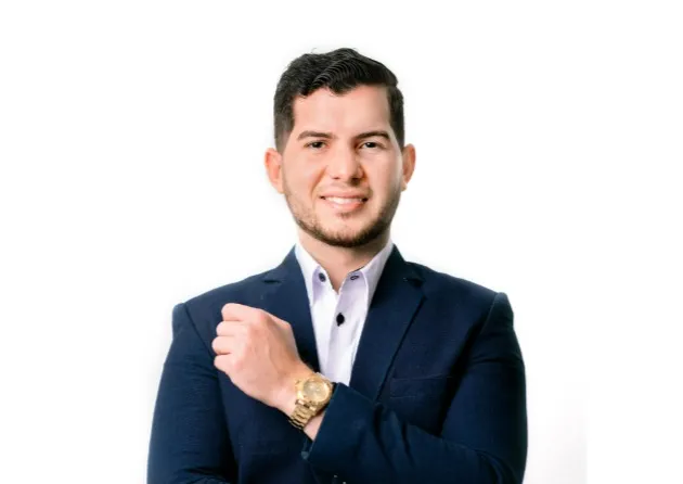 Juan Luis Cruz mejora el crédito hispano.