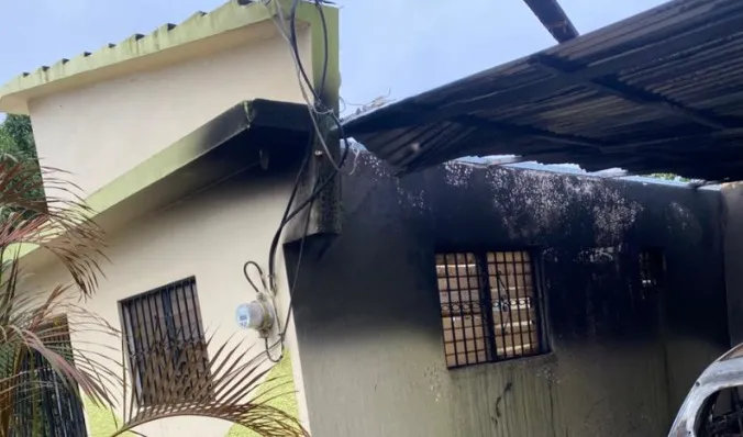 Mujer denuncia incendio intencional en vivienda.