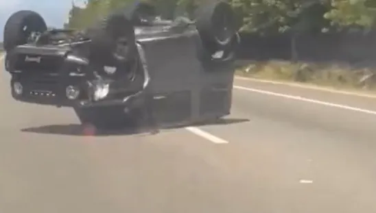 Yipeta volcada en la autovía del este.