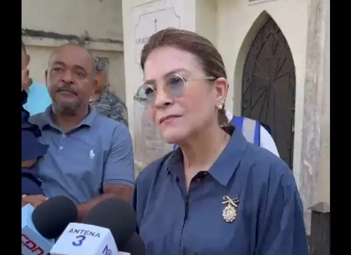 Carolina Mejía denuncia profanaciones en cementerios.
