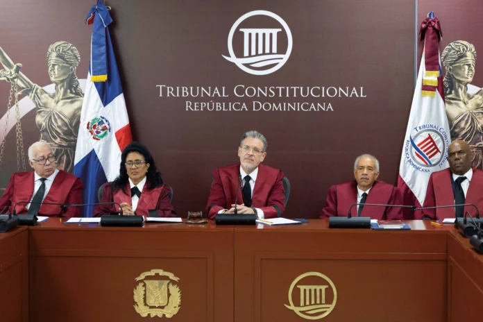 Tribunales ordenan pago a diplomático destituido