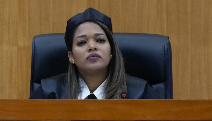 Retraso en juicio a exministros por logística.