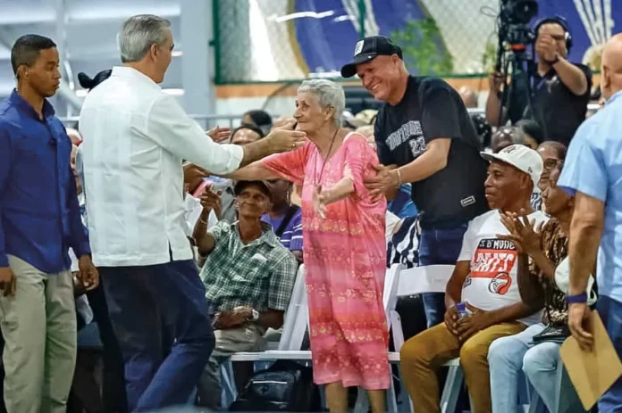 Luis Abinader entrega títulos de propiedad legal.