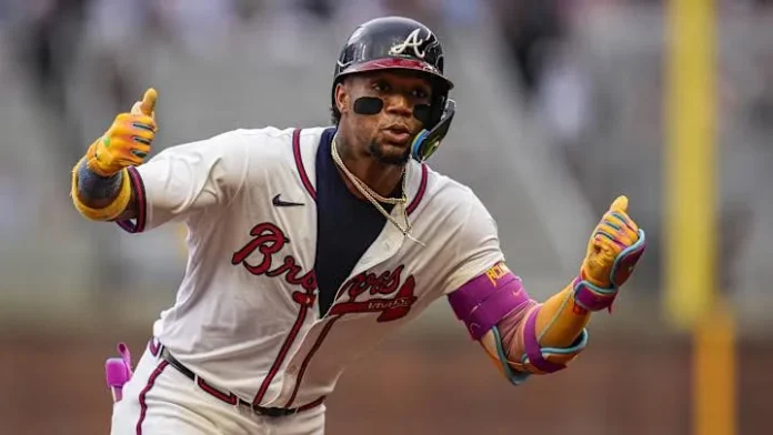 Acuña Jr. y Harris celebran victoria Bravos.
