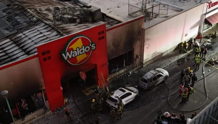 Incendio en plaza comercial en México.