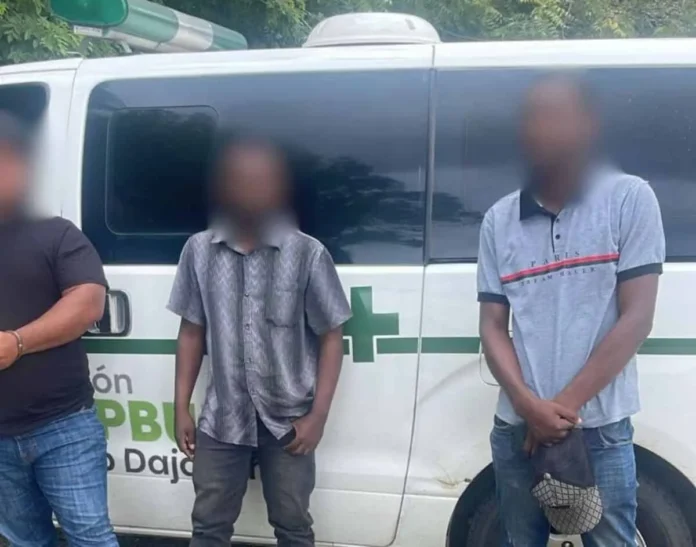 Ambulancia interceptada con haitianos indocumentados.