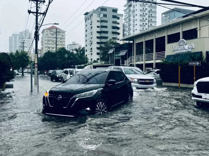 Inundaciones en calles del Gran Santo Domingo