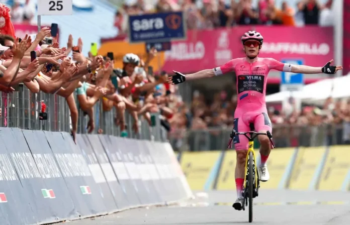Jonas Vingegaard celebra su victoria en el Giro.