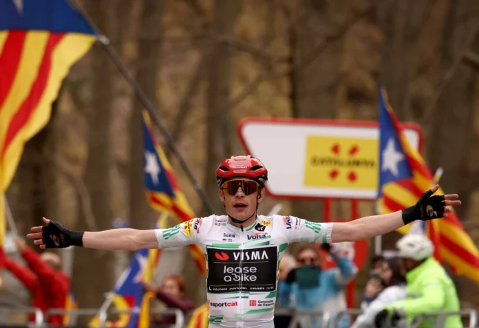 Vingegaard celebra su victoria en Blockhaus.