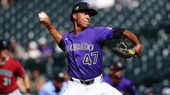 Juan Mejía celebra victoria de Rockies en extrainning.