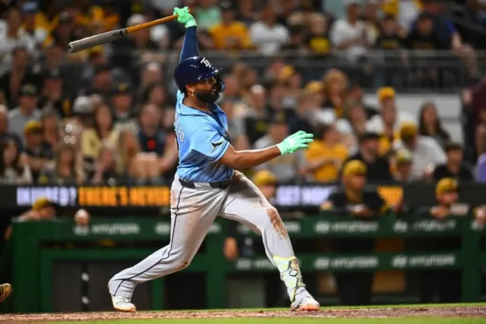 Junior Caminero bateando un jonrón en MLB.
