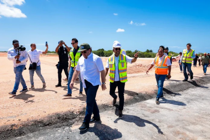 Ministro Paliza inspecciona construcción aeropuerto Cabo Rojo.