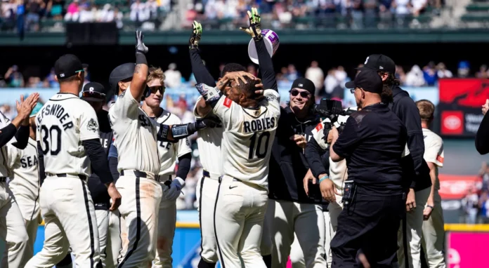 Robles celebra victoria de Marineros en extra innings.
