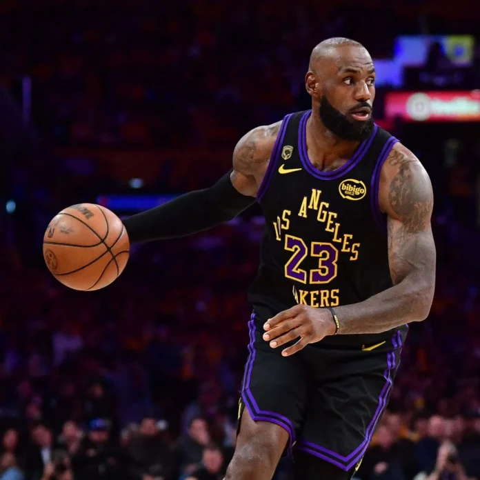 LeBron James reflexiona sobre su futuro incierto.