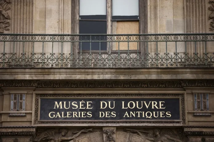 Imágenes del robo en el Louvre 2025.