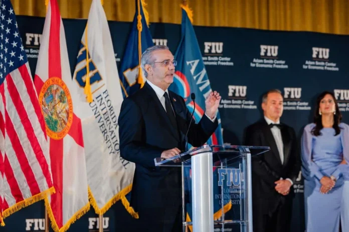 Abinader recibe premio en Miami por libertad.
