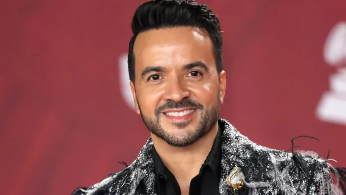 Luis Fonsi con caftán marroquí tradicional.