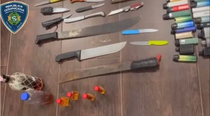 Policía incauta armas y alcohol en escuelas.