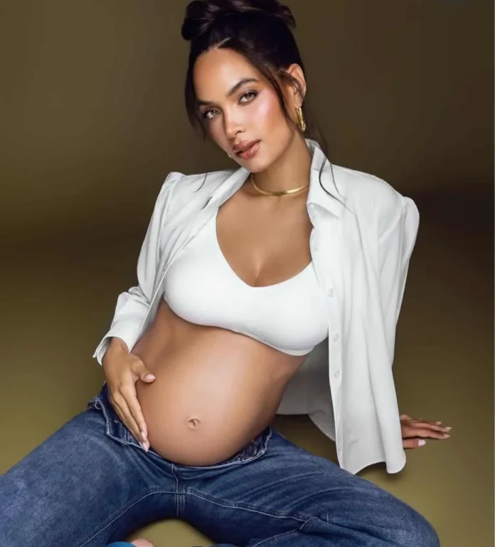 Kimberly Jiménez anuncia su embarazo felizmente.