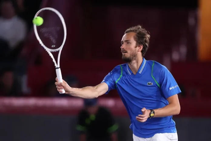 Medvedev y Llamas en emocionante partido de tenis.