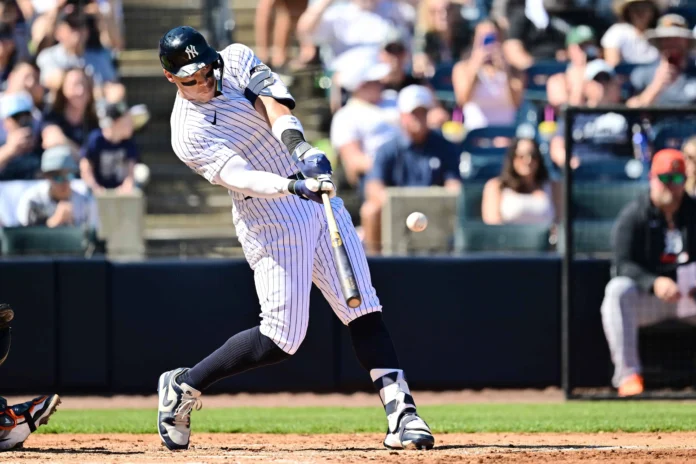Aaron Judge celebra su jonrón decisivo.
