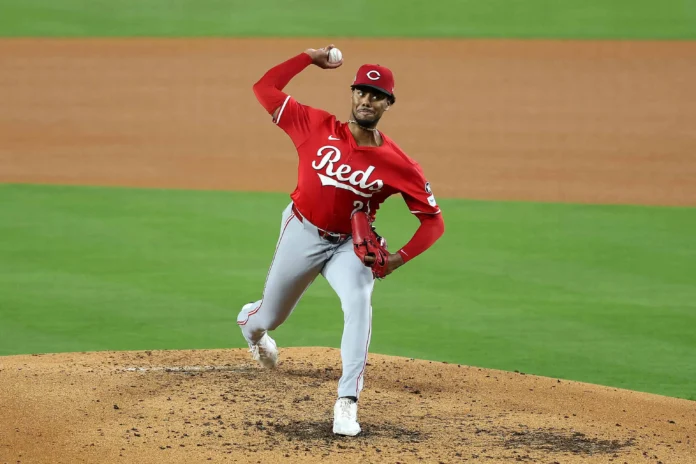 Hunter Greene lanza tras cirugía de codo.