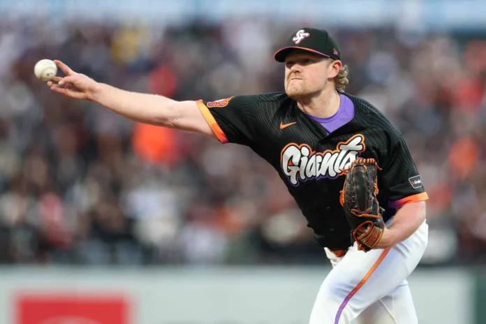 Logan Webb siendo evaluado por lesión.