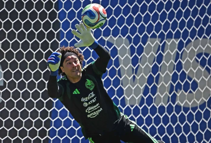 Memo Ochoa habla sobre su futuro mundialista.