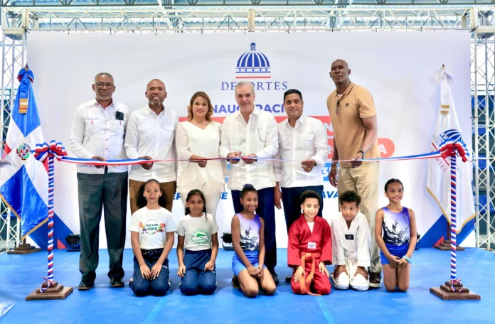 Entrega de pabellones deportivos en La Romana
