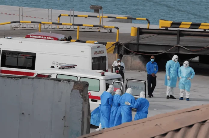 Tripulantes del crucero desembarcan en Canarias.