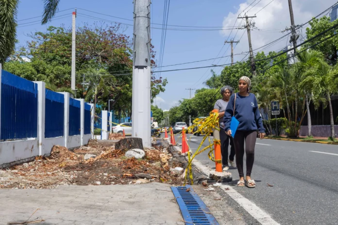 Embarazadas en peligro al caminar por avenida