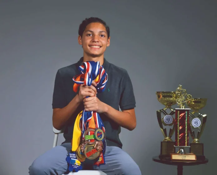 Pedro Curiel, joven atleta con medallas.