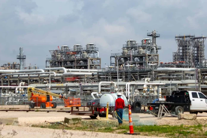 Petróleo alcanza casi 100 dólares por tensiones.
