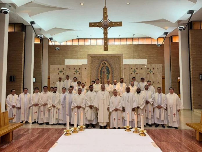 Papa León XIV y monseñor Morel en Vaticano.