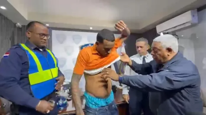 Cambumbito se entrega a la Policía Nacional.