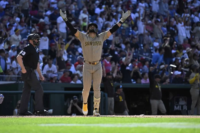 Fernando Tatis Jr. batea su primer jonrón.