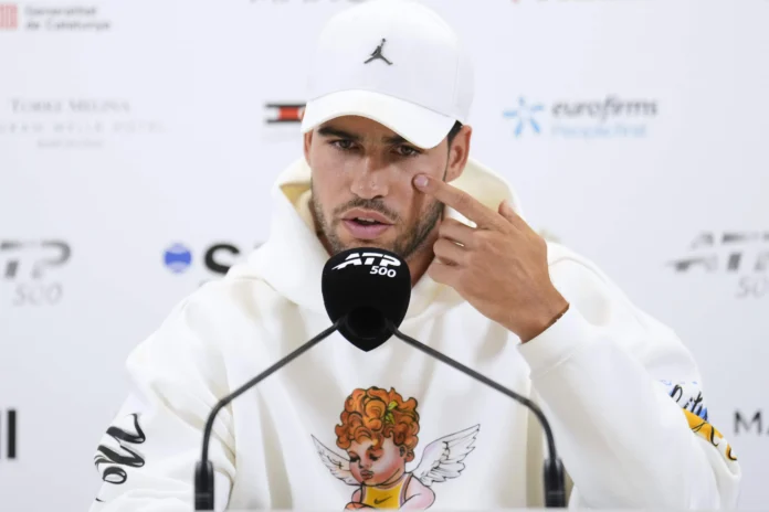 Carlos Alcaraz renuncia a Wimbledon por lesión.