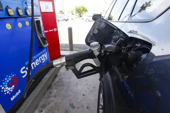 Gasolina bajará por aumento de producción.