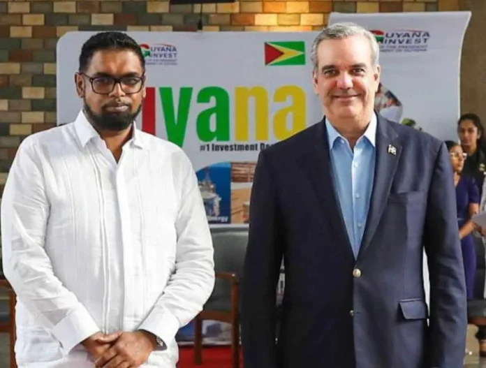 Abinader en Guyana firmando acuerdos de cooperación