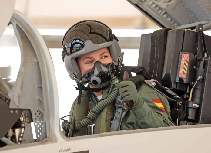 La princesa Leonor vuela en un F-5.