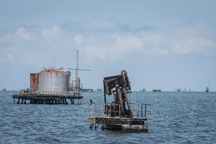 Incendio en plataforma petrolera en Venezuela