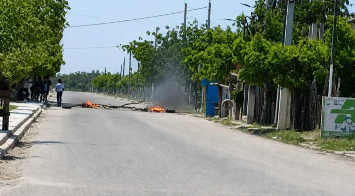 Protesta en Batey 5 por apagones eléctricos.