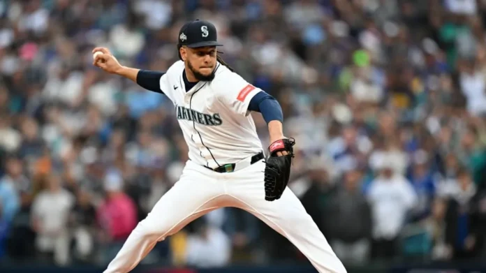 Luis Castillo lanzando para Marineros en Sacramento.