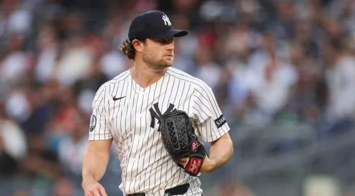Gerrit Cole lanza en su regreso a Yankees