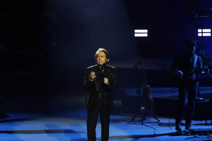 Raphael en emotivo concierto en Dominicana.