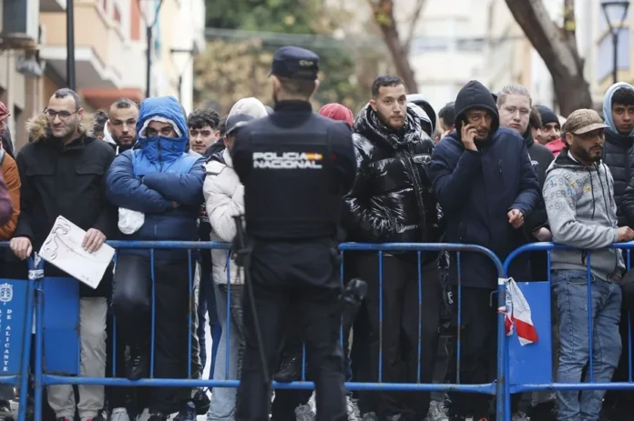 Migrantes en España solicitan regularización extraordinaria.